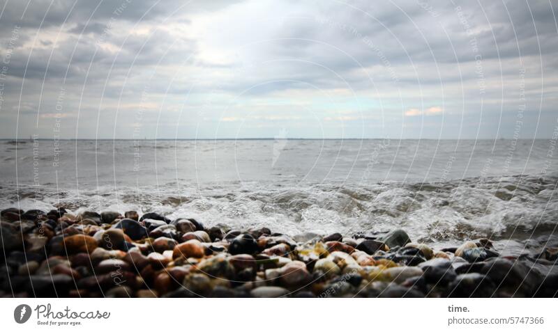 Brandung an steiniger  Küste vor Horizont unter bewölktem Himmel Ostsee Meer Strand Wasser Steine Wolken Wetter Landschaft Natur Umwelt Ostseeküste Erholung