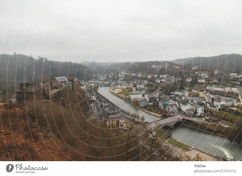 Blick auf die berühmte Stadt Bouillon im Herzen des Nationalparks Vallée de la Semois in der Region Wallonien, Belgien die Samenflüssigkeit Brücke Tal Romantik