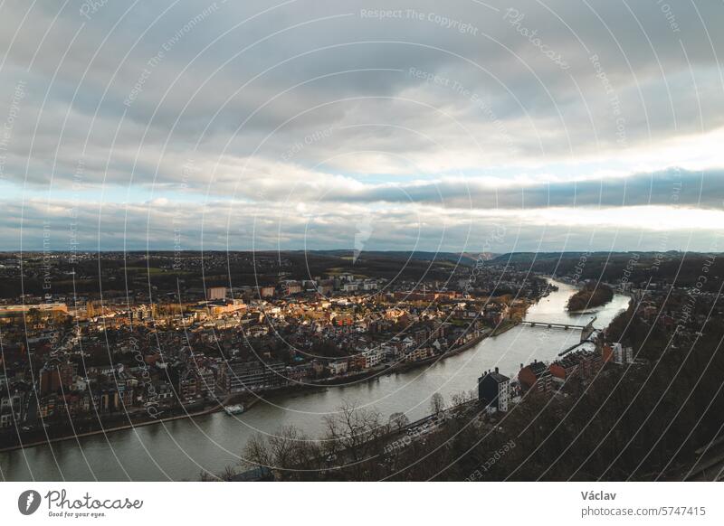 Blick auf die Stadt Namur bei Sonnenuntergang. Die Hauptstadt der Region Wallonien in Belgien Dach Hügel Turm Wasser Panorama gotisch Burg oder Schloss