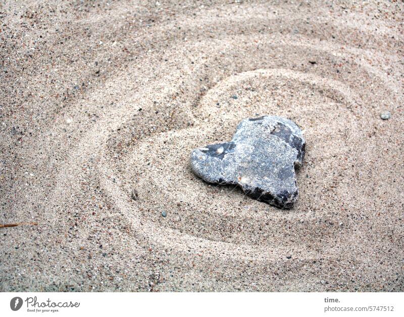 Herz im Sand Stein Feuerstein Strand Herzform Mulde Zeichnung Umrandung Hinweis exponiert Fundstück Natur Linien