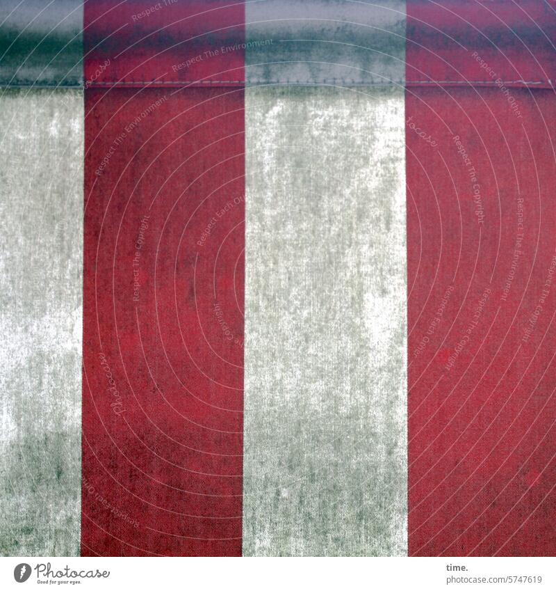 alte verdreckte Markise zu dicht verschlossen blickdicht Schutz Sicherheit Farbverlauf Streifen Linien rot Strukturen & Formen Muster abstrakt textil Witterung