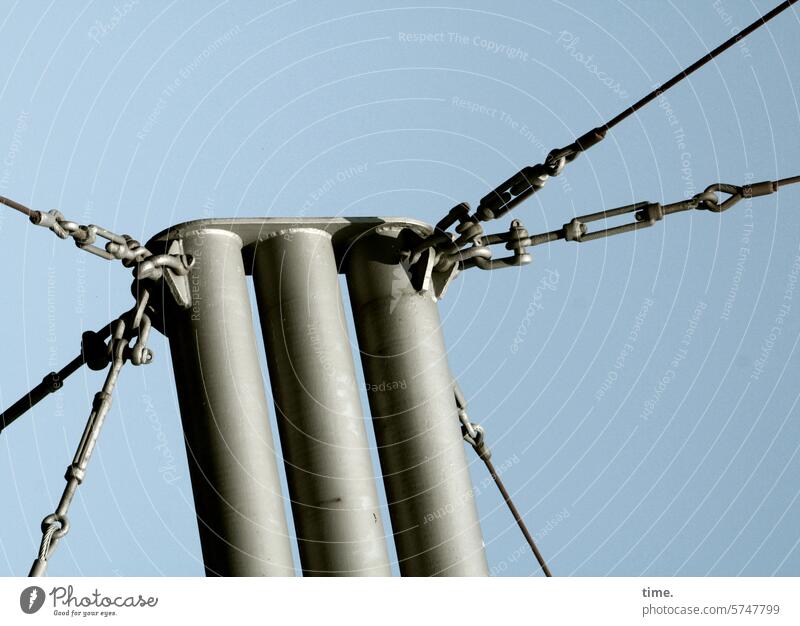 angespannt Metall Rohre Befestigung Seilspanner halten Halt sonnig Himmel Verbindungsstück gesichert Detailaufnahme grau Schutz Sicherheit Konstruktion