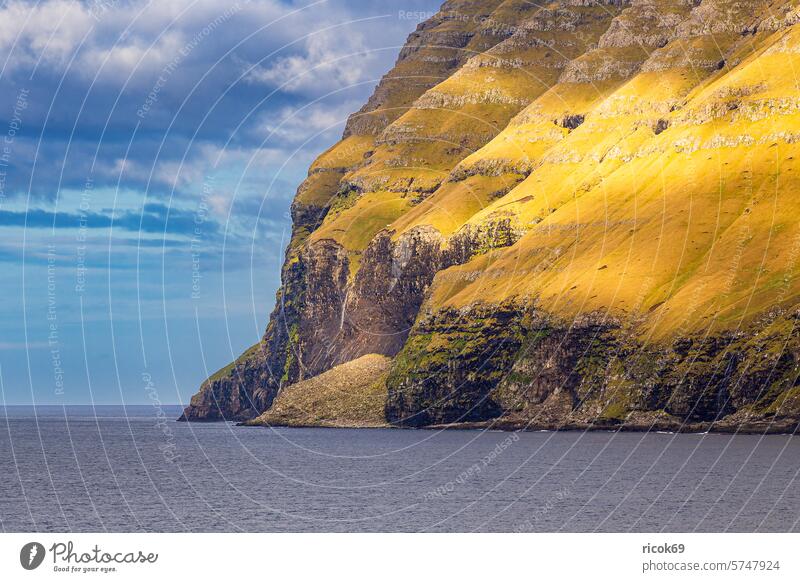 Felsen auf der Färöer Insel Kalsoy Küste Meer Atlantischer Ozean Nordostatlantik Atlantikküste Dänemark Berg Klippen Steilküste Landschaft Natur Wasser Stein