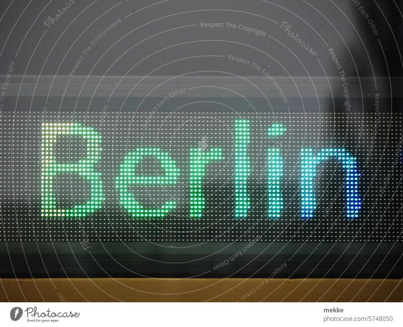 Berlin Hauptstadt Stadt Deutschland Großstadt Schrift Leuchtschrift farbig regenbogenfarben neon Laufschrift LED Pixel digital Bildschirm Fenster Schild Hinweis