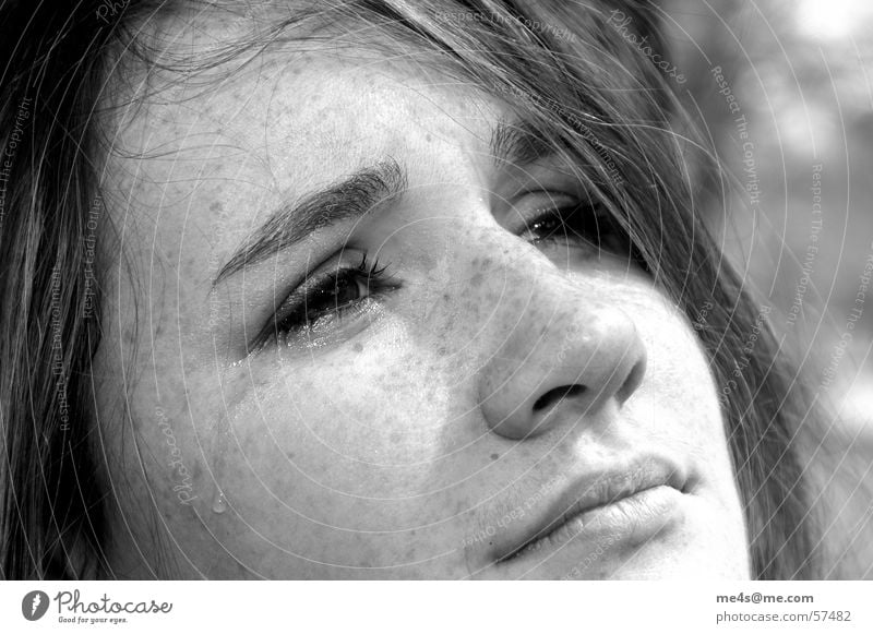 Tears do not lie Frau Trauer Spuren Sorge sensibel Licht schön schwarz weiß Porträt Gefühle sensitiv Nahaufnahme Verzweiflung Tränen Gesicht Auge Nase Mund