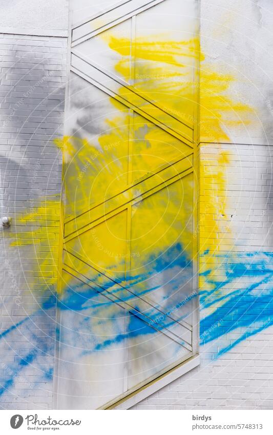 Geometrische Muster an einer Fassade mit gelber und blauer Farbe besprüht Blau-gelb Graffiti Schmiererei Linien und Formen abstrakt Buchcover