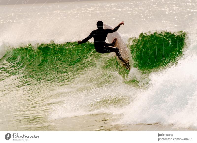 dynamischer Wellenreiter Surfer Meer Surfen Surf-Wellen Sportaktivitäten Lifestyle Wellenlinie Dynamik Wasseroberfläche Wellenkamm Meerwasser Wellenform