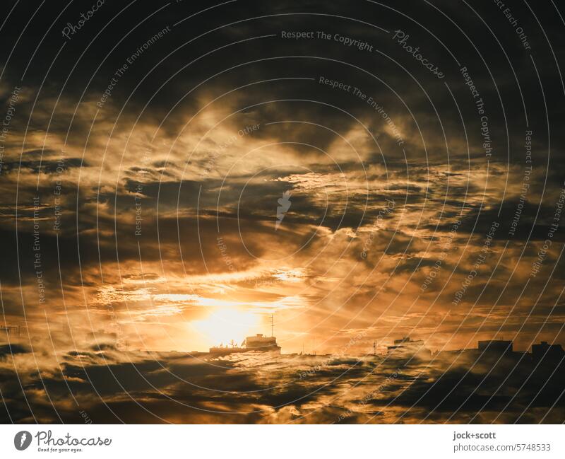 die Sonne verschwindet in den Wolken Sonnenuntergang Gegenlicht Silhouette Doppelbelichtung Panorama (Aussicht) Wolkenhimmel Lichtspiel dramatisch Phantasie