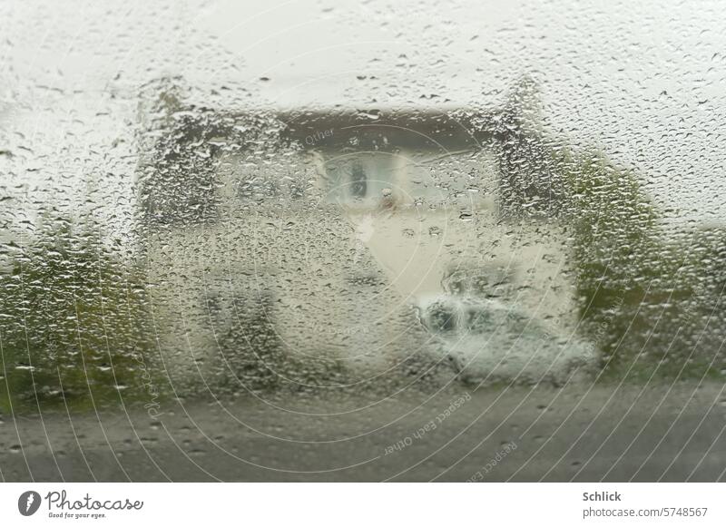 Bretagne, bretonisches Haus durch nasse Widschutzscheibe gesehen Regenwetter Auto Regentropfen Fenster Windschutzscheibe Nässe unscharf Unschärfe bedeckt