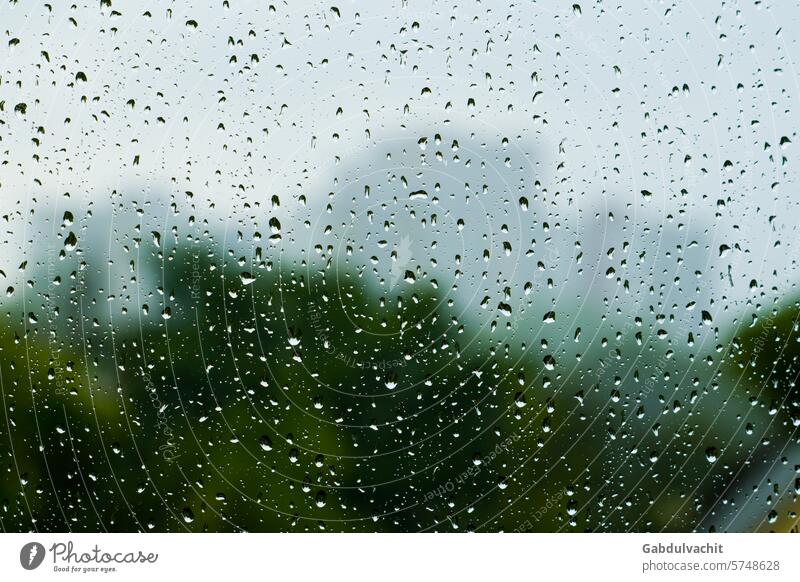 Regentropfen auf dem Fensterglas, verschwommene Stadtlandschaft vor dem Fenster abstrakt nach dem Regen Hintergrund hinter dem Fenster hell Schaumblase