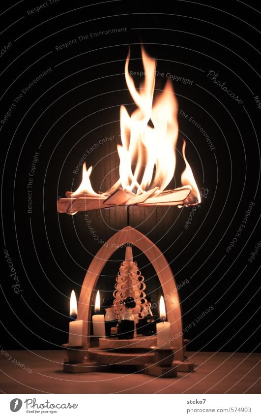 Pyramidenmodell Feuerrad Weihnachten & Advent Kerze Holz heiß braun gefährlich Weihnachtspyramide brennen Flamme Weihnachtsbeleuchtung Ende Unfall Brand