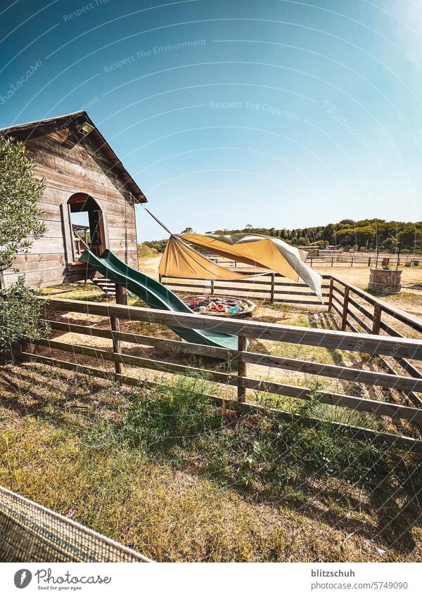 Spielplatz auf einer Ranch Spanien Katalonien Landschaft Natur Sommer im Freien Tourismus Europa spielen trocken Trockenheit Rutschbahn Urlaub llfranc