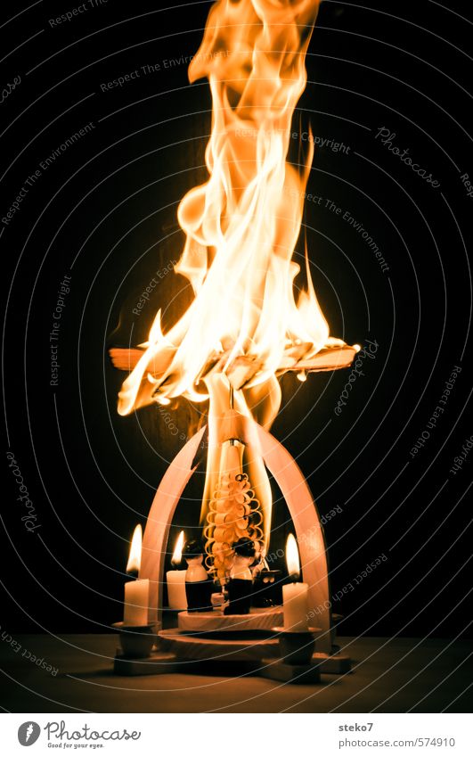 Advents-Inferno II Weihnachten & Advent Kerze Holz heiß rebellisch trashig verrückt gefährlich Desaster Zerstörung Weihnachtspyramide brennen Flamme
