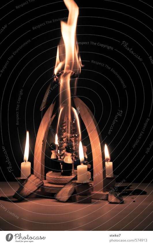 bald ist es vorbei Feuer Kerze Holz heiß trashig gefährlich Desaster Ende Missgeschick Vergänglichkeit Zerstörung brennen verbrannt Weihnachten & Advent