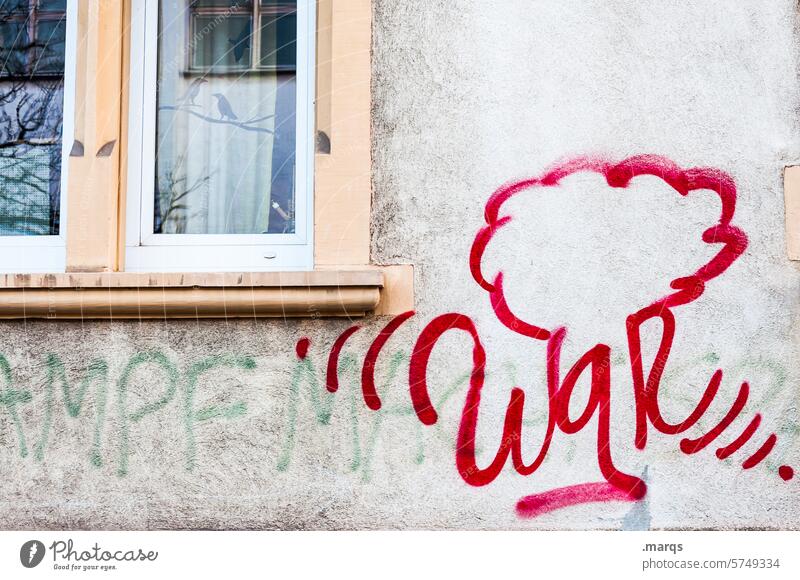 War Politik & Staat Krieg Zeichen Solidarität Wort Buchstaben typografie Protest Fassade Wand war Graffiti Aggression Macht Symbole & Metaphern NATO