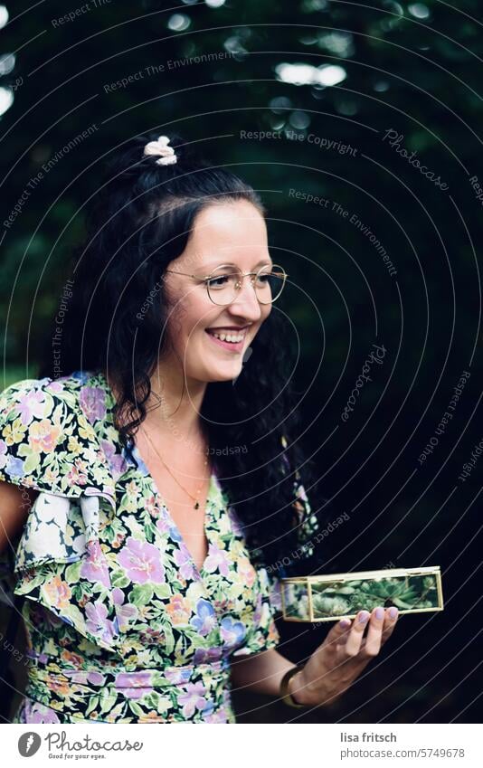 JUNGE FRAU .- BLUMENMUSTER - GRÜN grün Blumenmuster schwarze haare Locken hübsch lachen Seitenansicht Ringträger Hochzeit feierlich fröhlich Frau 18-30 Jahre
