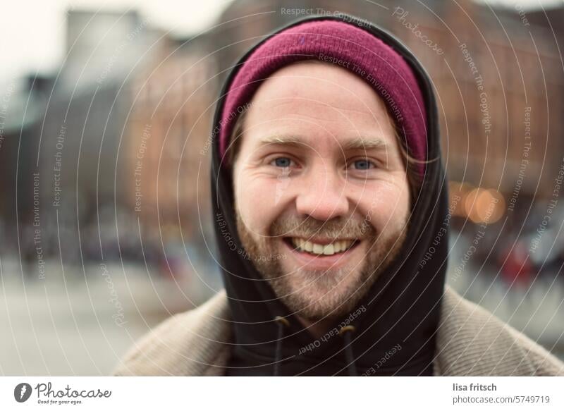 FRÖHLICH - LACHEN - MITTENDRIN Mann 30 bis 40 Jahre Bart blond Mütze Kapuzenpullover fröhlich lachen glücklich zufrieden Stadtleben unterwegs yolo Freude