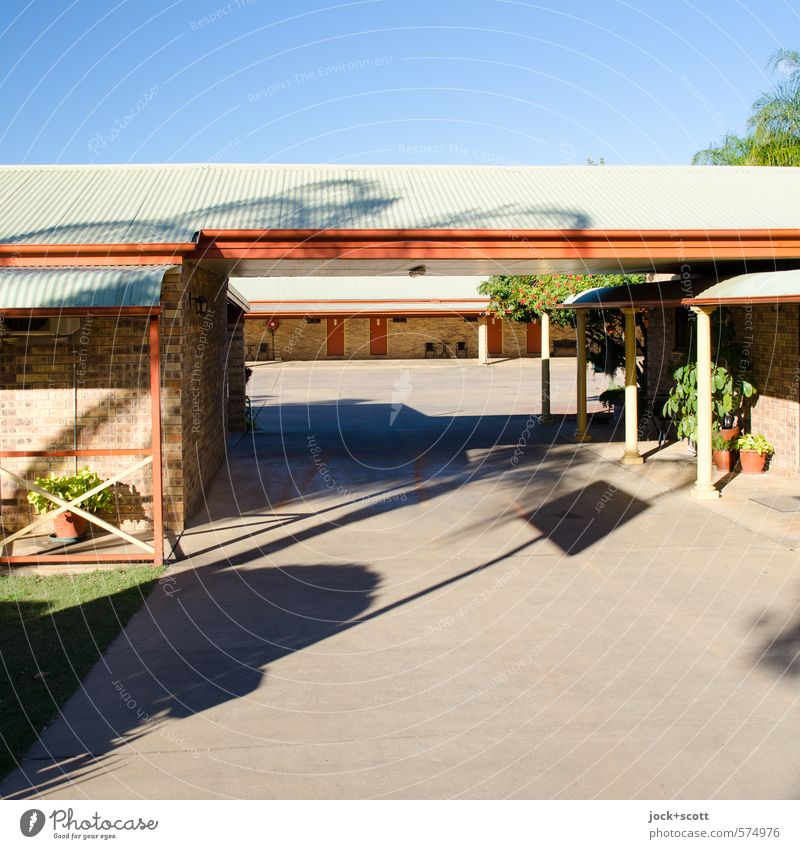 Shadow Inn Stil Tourismus Motel Wolkenloser Himmel Wärme Topfpflanze exotisch Queensland Vordach Verkehrswege Beton authentisch frei Gastfreundschaft