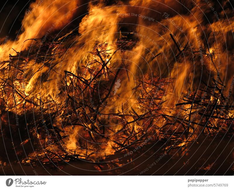 Osterfeuer brennen heiß Feuer Brand Ostern Flamme Wärme Glut Feuerstelle glühen Holz Hitze glühend osternacht Brennholz orange gefährlich Licht Außenaufnahme