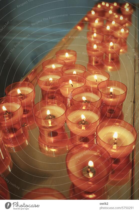 Fließende Lichter Opferlichter Opferkerzen Religion & Glaube Detailaufnahme geheimnisvoll Lichtblick Warmes Licht leuchten Flamme Kerzenschein Flackern demütig