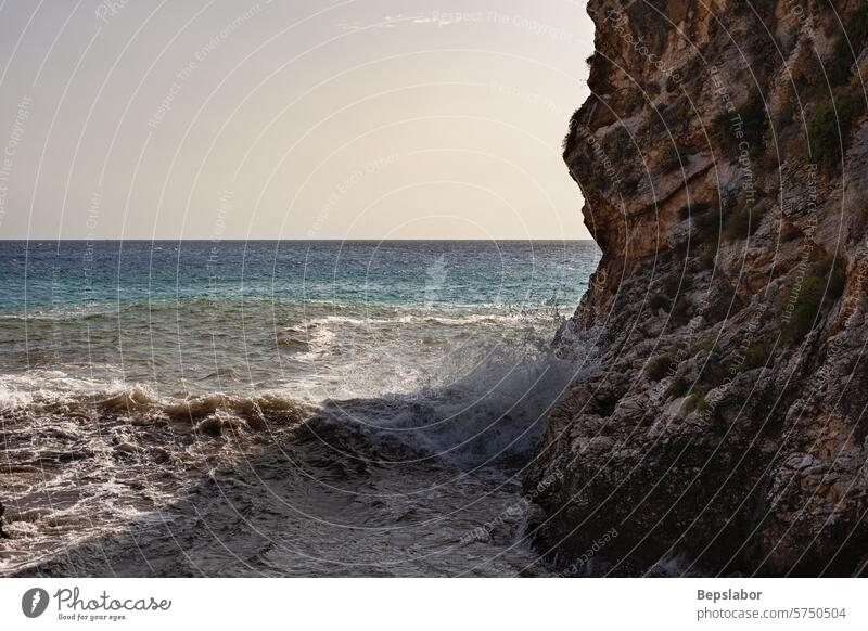 Große Wellen brechen über Felsen Meereslandschaft mediterran Bucht Klippe Italien Insel Natur Wasser Touristik horizontal Italienisch keine Menschen Fotografie