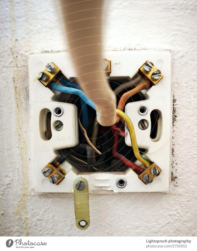 Elektrischer Sockel wird montiert Elektrizität häusliches Leben Steckdose Stromleitung Kabel Wohngebäude Elektromonteur Installation elektrischer Stecker