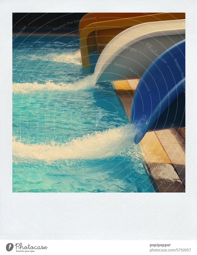Freibadrutschen Schwimmbad Wasser Schwimmen & Baden Sommer blau Freizeit & Hobby Ferien & Urlaub & Reisen Freude Sommerurlaub Außenaufnahme Farbfoto Polaroid