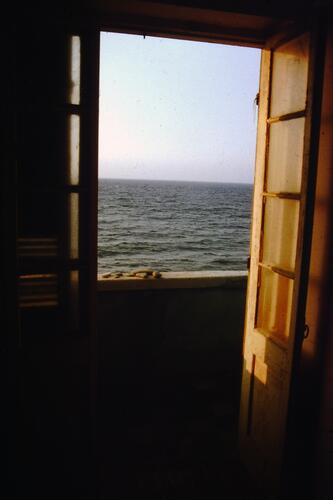 Fensteraussicht mit Meerblick fenster Balkon Aussicht stimmung Urlaub sonnenuntergang Wasser Sommer Mittelmeer Himmel Reise nostalgisch Ansicht Tourismus