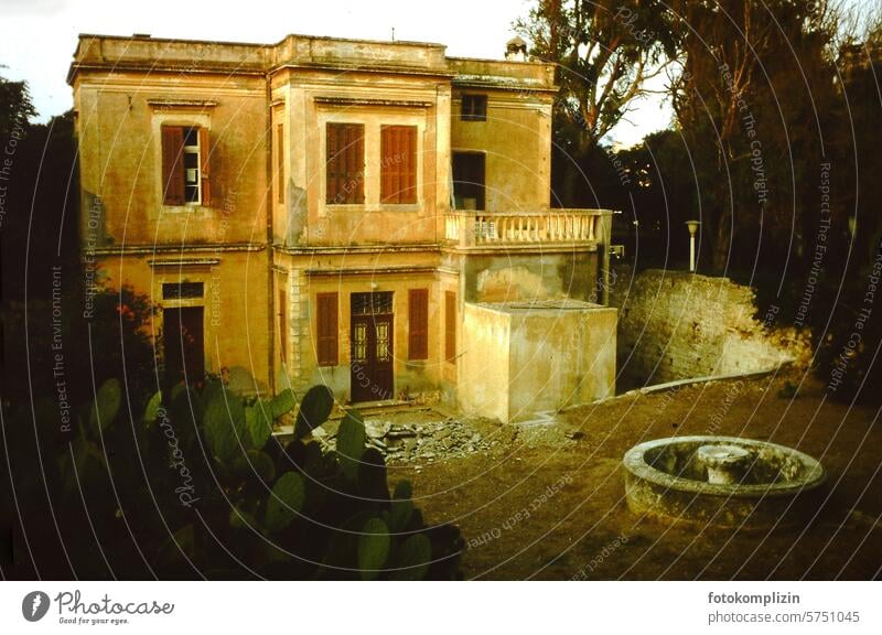 alte leerstehende mediterrane Villa nostalgisch Haus historisch südländisch verlassen Verfall Architektur Altbau lost place verfallen schäbig