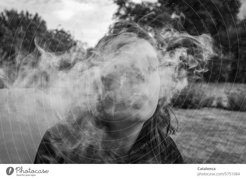 Rauchende Frau junge Frau rauchen Zigaretten Tabak Nikotin Sucht gesundheitsschädlich Gesundheitsrisiko Tabakwaren Suchtverhalten Laster Genusssucht