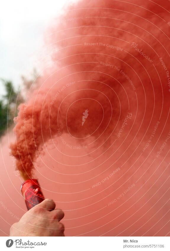 sprichwörtlich | viel rauch um nichts Rauch Pyro provokant Pyrotechnik Rauchbombe gefährlich Nebel Rauchwolke Rauchzeichen Signal Fan Euphorie Feuerwerk brennen