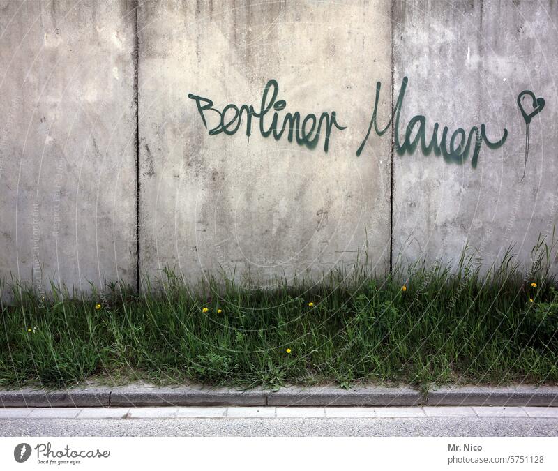 unbrauchbar  I die mauer muss weg Mauer Wand Bauwerk grau Berliner Mauer Schriftzeichen historisch Grenze widersetzen Grenzanlage Frieden Teilung
