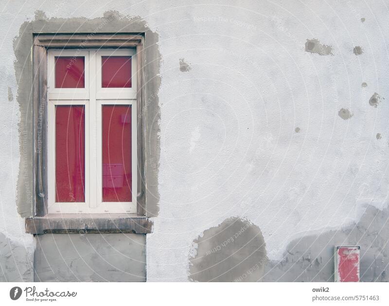 Rotlichtviertel Hauswand Beton grau Fenster rot Vorhang Textfreiraum Flecke unverputzt Fassade Gebäude alt Stadt Architektur Menschenleer trist