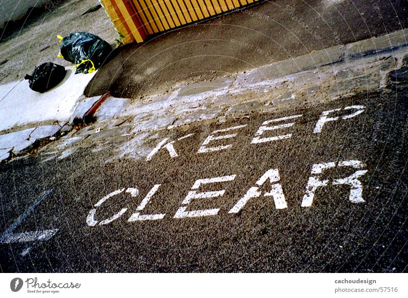 so weit so sauber Sauberkeit Müll unordentlich Gegenteil ungehorsam Straße dreckig trashig Fahrbahnmarkierung