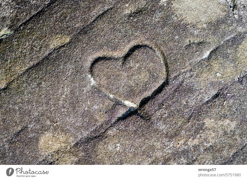 Herz im Sandsteinfelsen Ritzung Liebesbekundung Liebeserklärung Romantik Verliebtheit Gefühle Zeichen Farbfoto Außenaufnahme Zusammensein