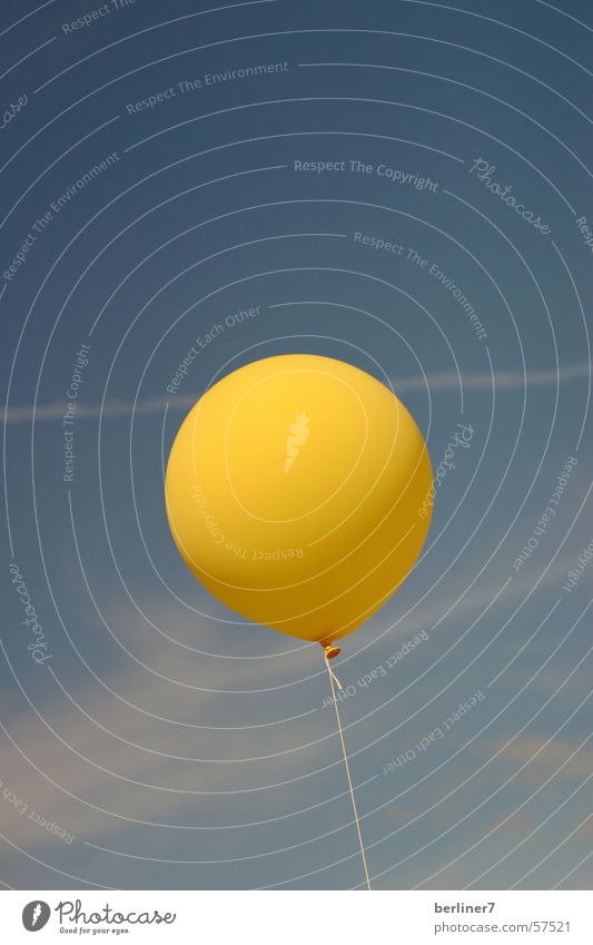 rund und doch kein Fussball..... Luftballon gelb Wolken Streifen Kondensstreifen Himmel blau Ball kein fussball fliegen Wind Nähgarn Kontrast