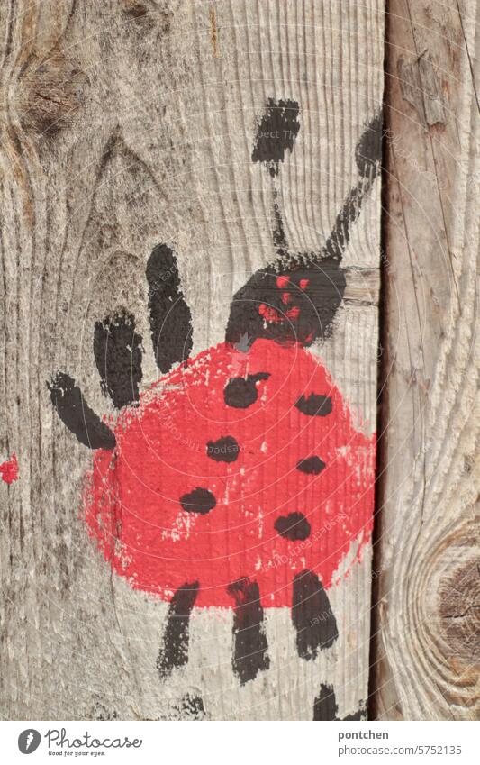 ein gezeichneter marienkäfer  auf einer Holzhütte. zeichnung holz niedlich verschönern malerei kinderzeichnung Kreativität Freizeit & Hobby
