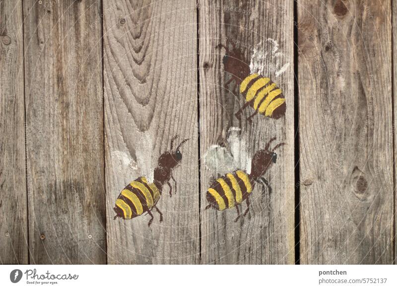 3 gezeichnete Bienen auf einer Holzhütte. Imkern bienen imkern zeichnung holz niedlich fliegen Bienenzucht Honigbiene