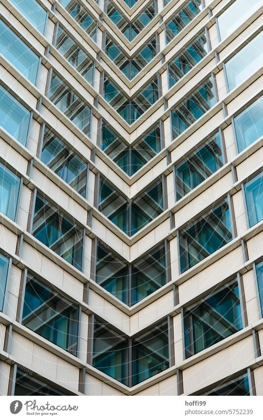 Ecken und Kanten - moderne Architektur im Spiegel Spiegelung Moderne Architektur Design Glasfassade Ordnung Linie Hochhaus diagonal Architekturfotografie
