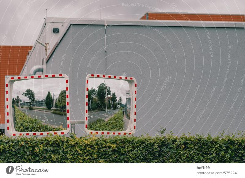 Welt im Spiegel  - Ausfahrt auch Verkehrsspiegel Vorsicht Übersicht Überblick Reflexion & Spiegelung Außenaufnahme Sicherheit Spiegelbild Verkehrssicherheit