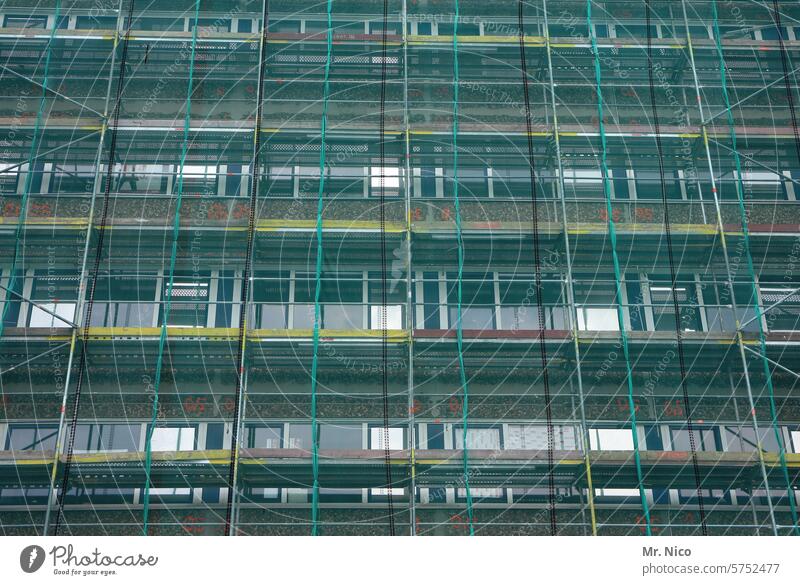 Gerüst Baustelle Netz Baugerüst Fassade Renovieren Abdeckung Modernisierung Sanieren Sicherheit Arbeitsplatz Gebäude Gerüstplane grün Handwerk