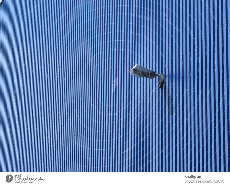 Außenbeleuchtung an einer blauen Lamellenfassade Beleuchtung Strukturen & Formen Gebäude Architektur Wand Außenaufnahme Muster Bauwerk Linie Menschenleer