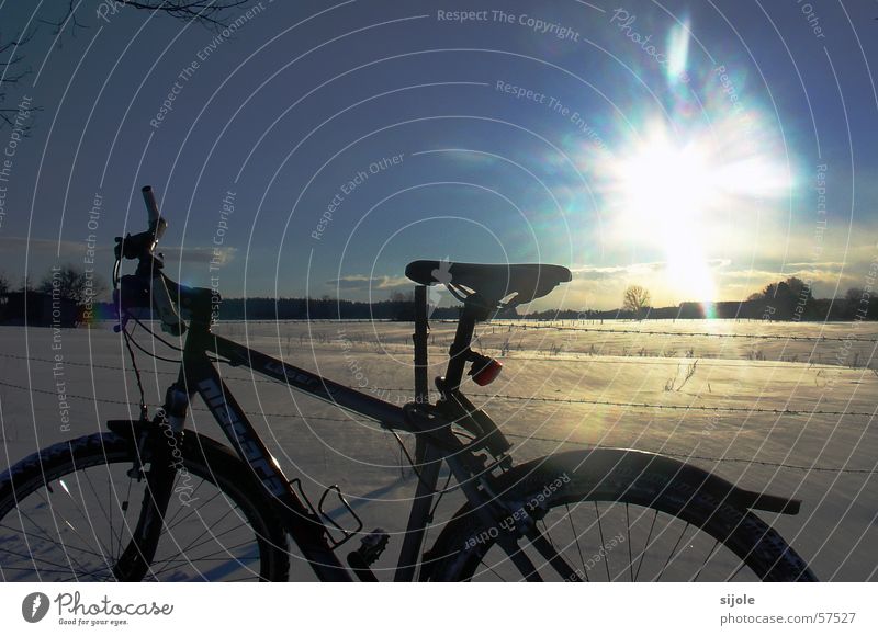... die letzten Reste Fahrrad weiß kalt Winter schwarz Stacheldraht Wintertag Ferien & Urlaub & Reisen Schneewehe Sonne Landschaft blau himmer
