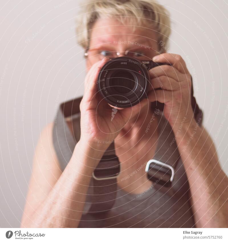 witziges Selfie im Spiegel mit der Kamera selfie Frau Lifestyle Fotokamera Mensch Fotografie Freude Erwachsene Porträt Fröhlichkeit Außenaufnahme