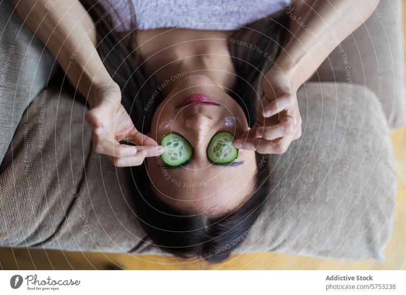 Entspannende Hautpflegeroutine mit Gurkenscheiben Frau Salatgurke Spa Erholung Schönheit Wellness Gesichtsbehandlung Behandlung verwöhnend Gesundheit