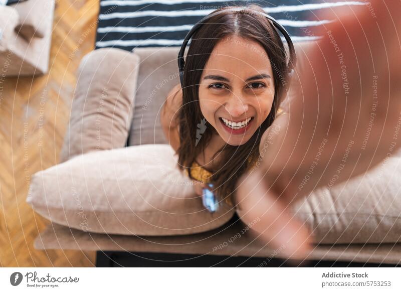 Glückliche junge Frau, die ein Selfie mit Kopfhörern macht Lächeln Fotokamera heiter Personal Moment unter im Innenbereich Freizeit Erholung Freude Genuss Musik