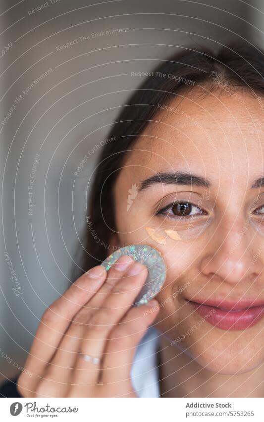 Auftragen von Make-up für einen makellosen Hautton Frau Fundament Schwamm Anwendung Schönheit Gesicht Kosmetik Routine einwandfrei gerade Ton Hautpflege