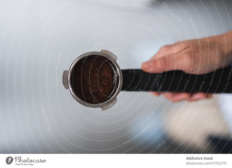 Zubereitung von Espresso mit einem Siebträger und frischem Kaffeesatz Portafilter Boden Brauen Hand Vorbereitung Barista Koffein Getränk Maschine Klammer Metall