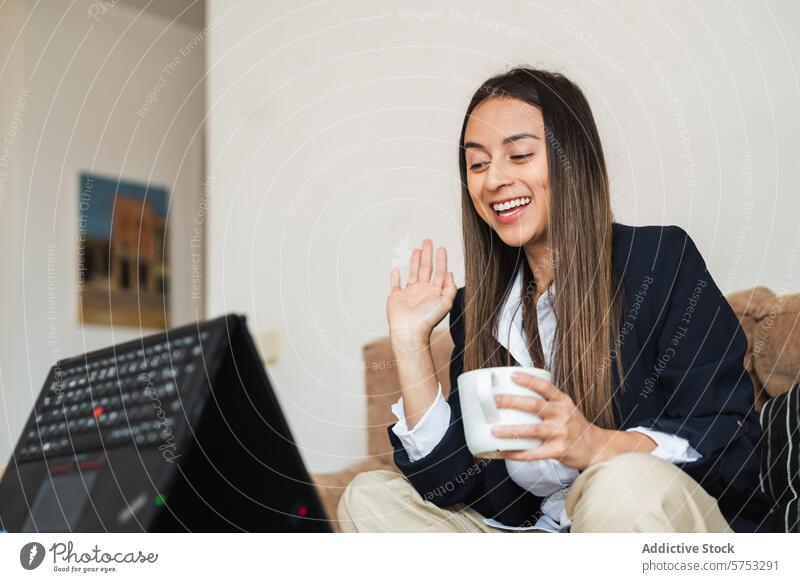 Junger Berufstätiger bei einer Kaffeepause während eines Videogesprächs Frau jung professionell Geschäftskleidung Becher Videoanruf Tagung heimwärts heiter