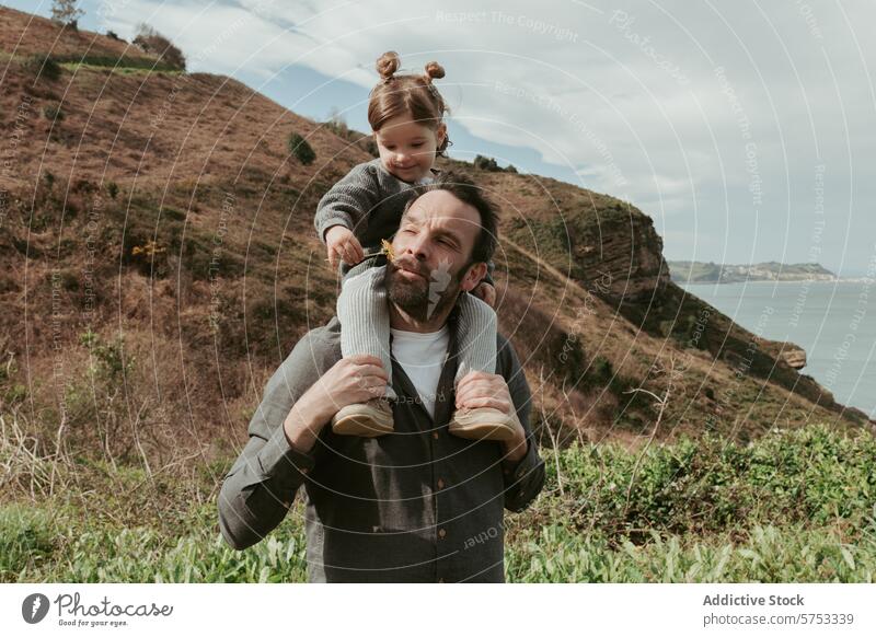 Zärtlicher Moment mit einem Vater, der seine Tochter auf den Schultern trägt Familie Liebe Bonden im Freien Natur Landschaft MEER Schulterfahrt Kind Eltern